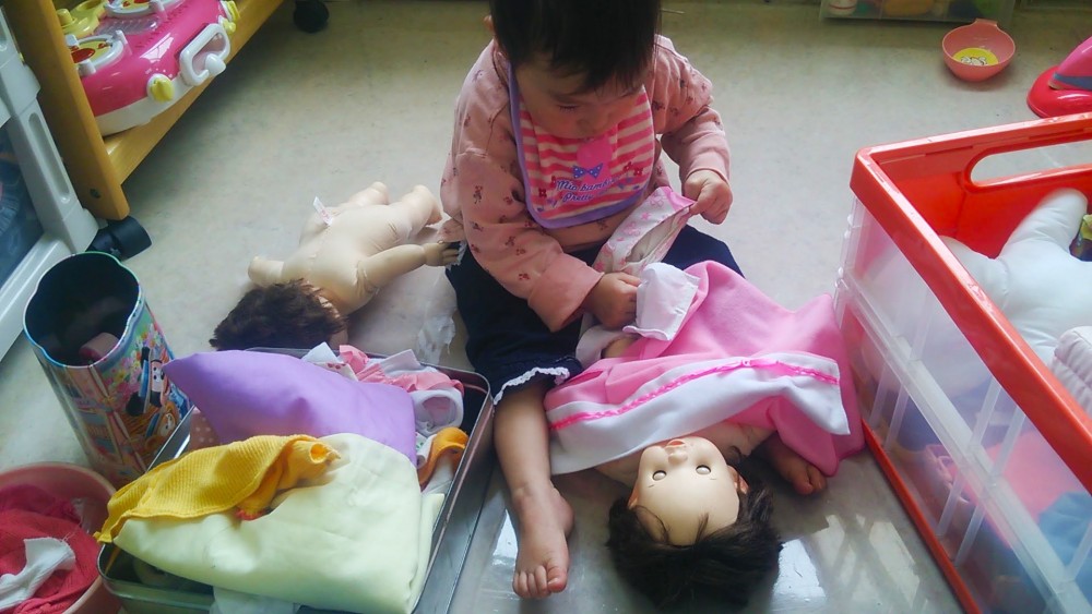 理学療法(PT)40回目と理学療法(OT)17回目：おままごととお人形にオシメはかせる三女さん